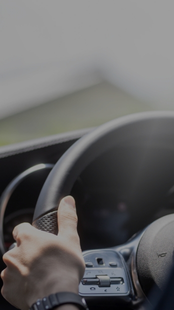 ハンドルを握って車を運転している人